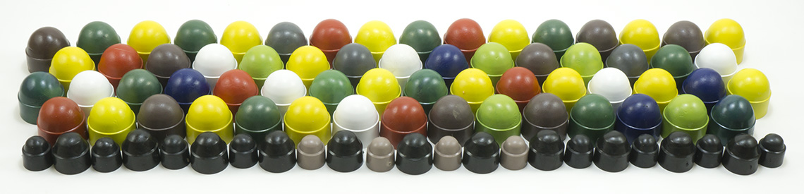 Фотография пластиковых колпачков различных цветов и размеров